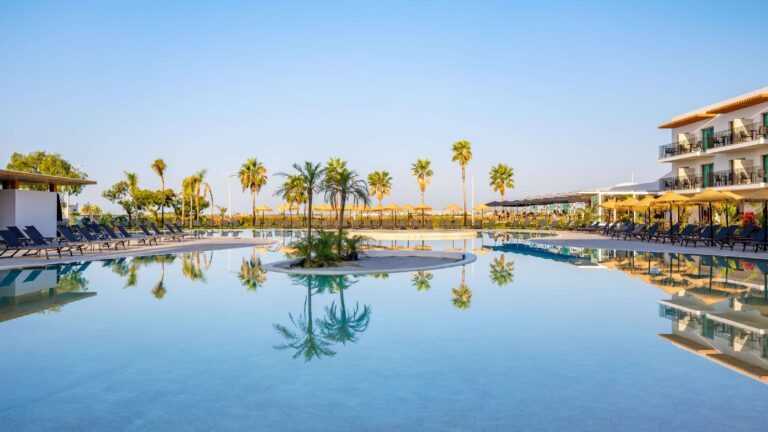 Außenansicht mit Pool