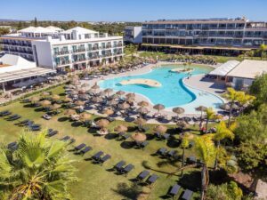 Außenansicht mit Pool