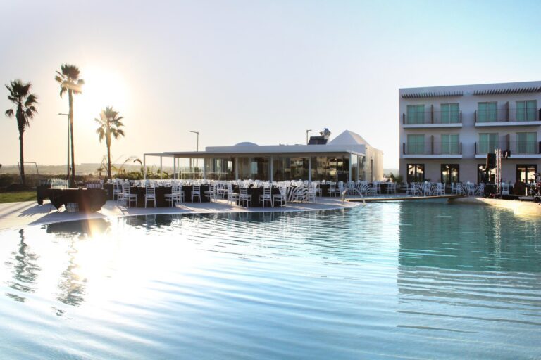 Außenansicht mit Pool