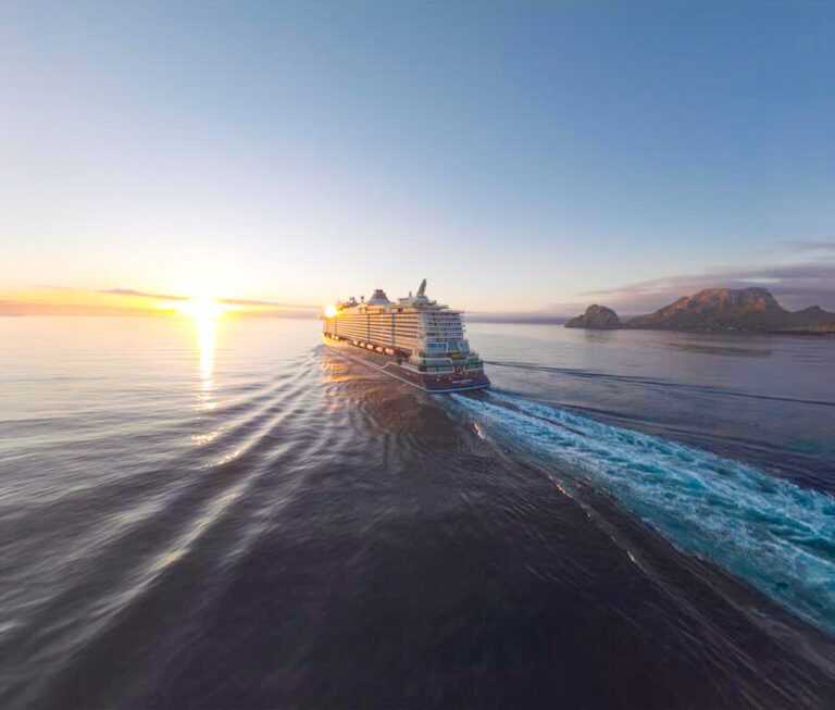Drohnenaufnahme der Mein Schiff Flow Heck