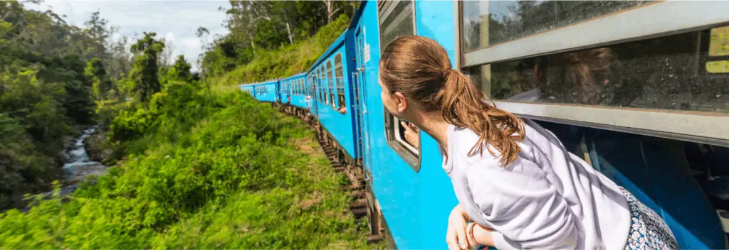 Frau guckt aus der Bahn