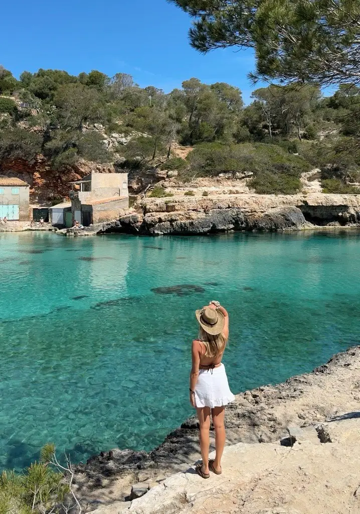 Cala Lomards Bucht auf Mallorca mit einer Blonden Frau mit Cowboy Hut