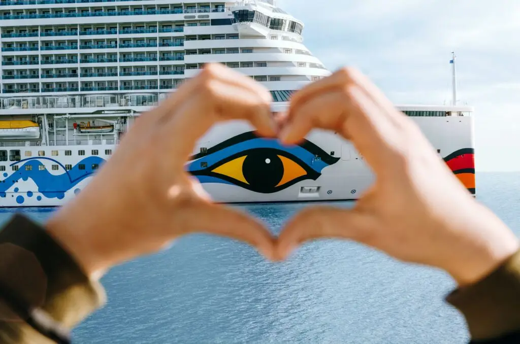Foto der AIDA mit Händen die ein Herz formen