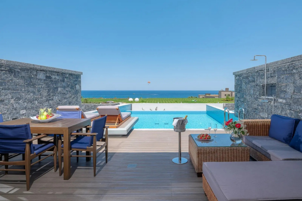 Hotelzimmer mit eigenem Pool und Blick aufs Meer