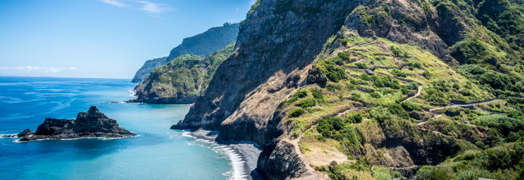 Küste von Madeira mit Meer, Strand und Bergen