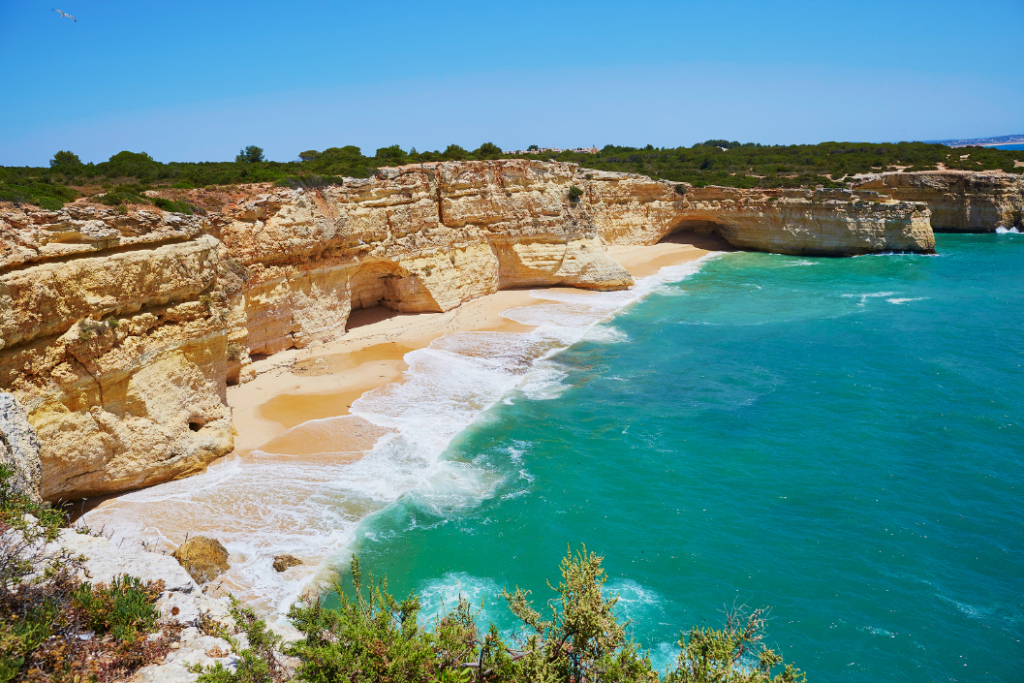 Felsküste an der Algarve in Portugal