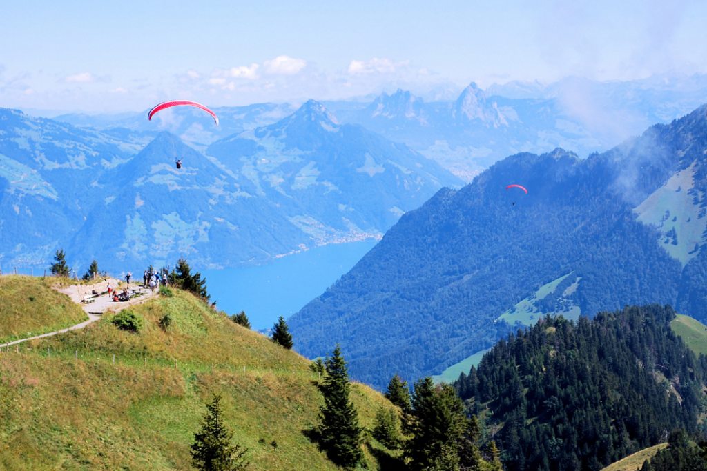 Gleitschirmflieger in den Schweizer Bergen