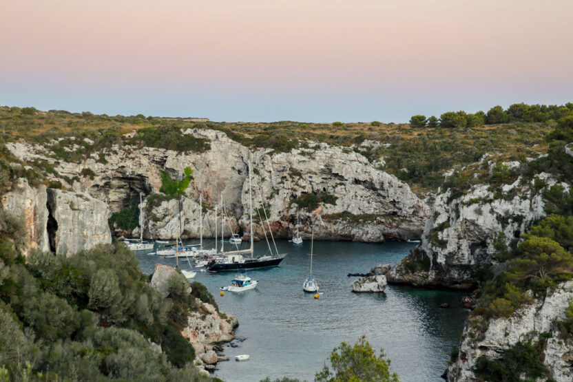 tolle Aussicht auf eine Bucht in Menorca
