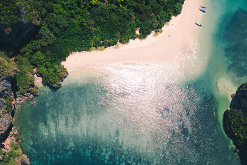 Ansicht von oben auf eine Bucht in Thailand