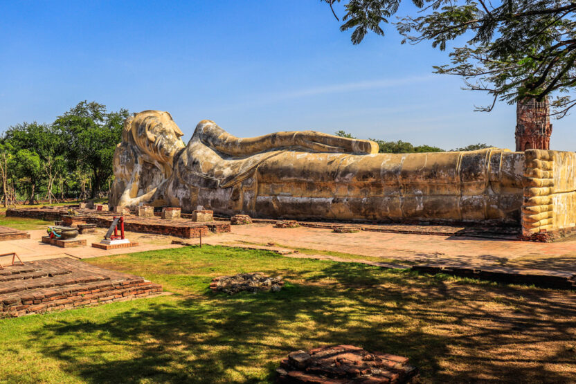 Liegende Buddha-Statue in Wat Lokaya Sutharam