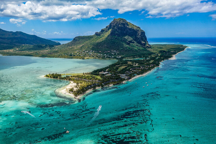 Verschiedene Blautöne des Meeres auf Mauritius