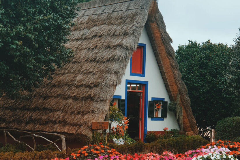 Stadt Santana mit typischen Häusern auf Madeira