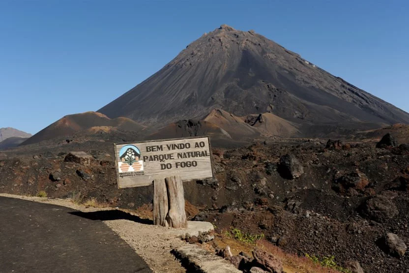 Le Pico do Fogo, pic de feu, au Cap-Vert, est un volcan en sommeil.