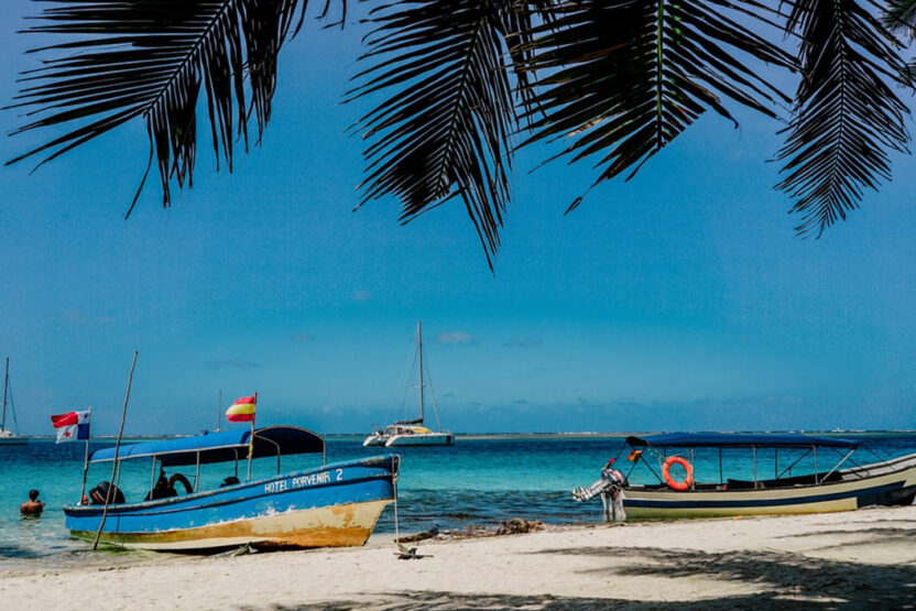 Bunte Boote an einem einsamen Strand von Panama