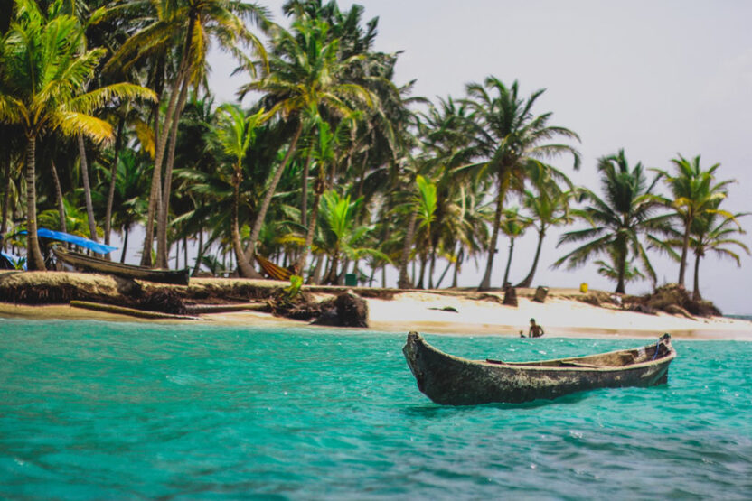 Strand mit einem Fischerboot in Panama