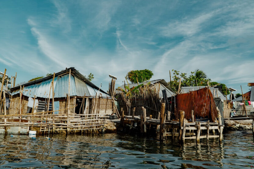 Holzhäuser auf dem Wasser in Panama