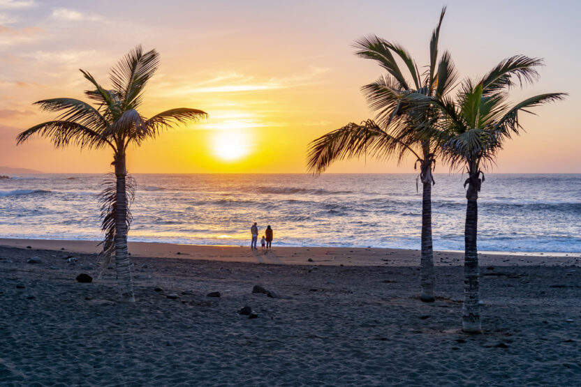 Coucher de soleil sur la plage de rêve de Tenerife