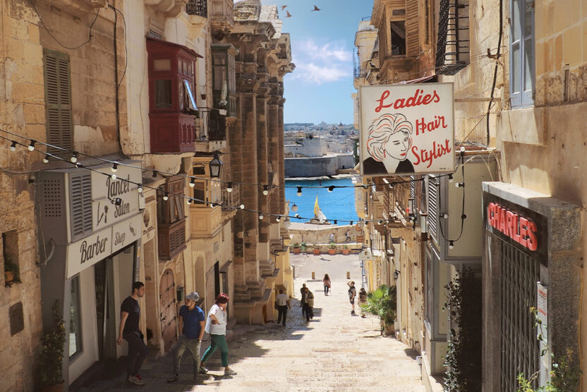 Kleine Gasse mit Blick auf das Meer in Valletta