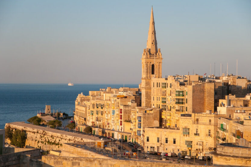 Blick auf die Altstadt in Valletta und das Meer