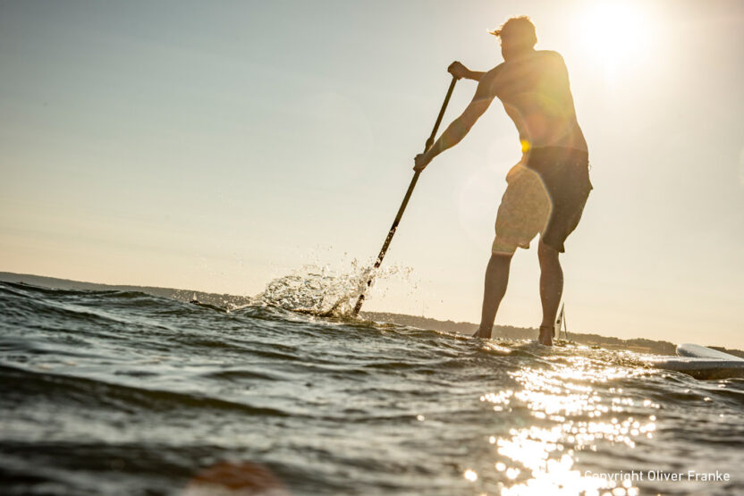 SUP am Strand in Glücksburg ausprobieren bei einem Urlaub an der Ostsee