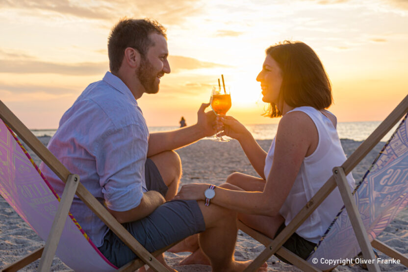 Beach-Lounge in Heiligenhafen - gemeinsam Anstoßen bei einem Urlaub an der Ostsee