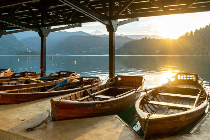 Boot fahren auf den schönen Seen Sloweniens